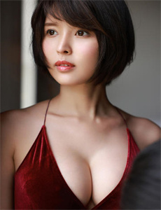 窗边女孩眼中对街的屋中女子